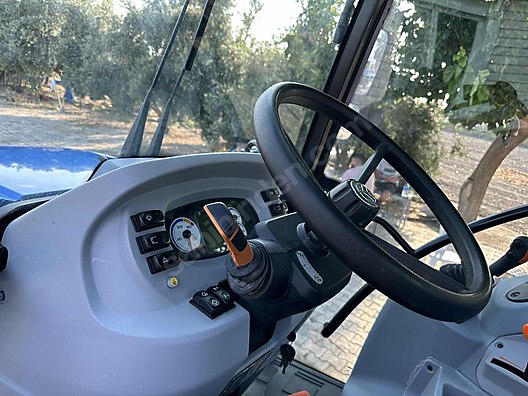 Machinery / Agricultural Machines / Tractors / New Holland / TR5.100