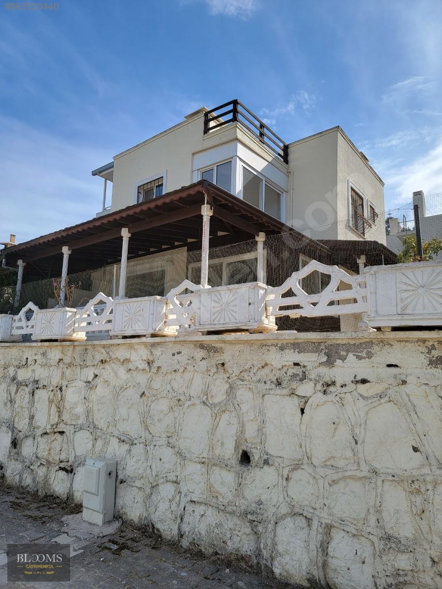 ZEYTİNALANINDA SİTEDE KİRALIK BAHÇELİ DUBLEKS EV. Kiralık Müstakil Ev