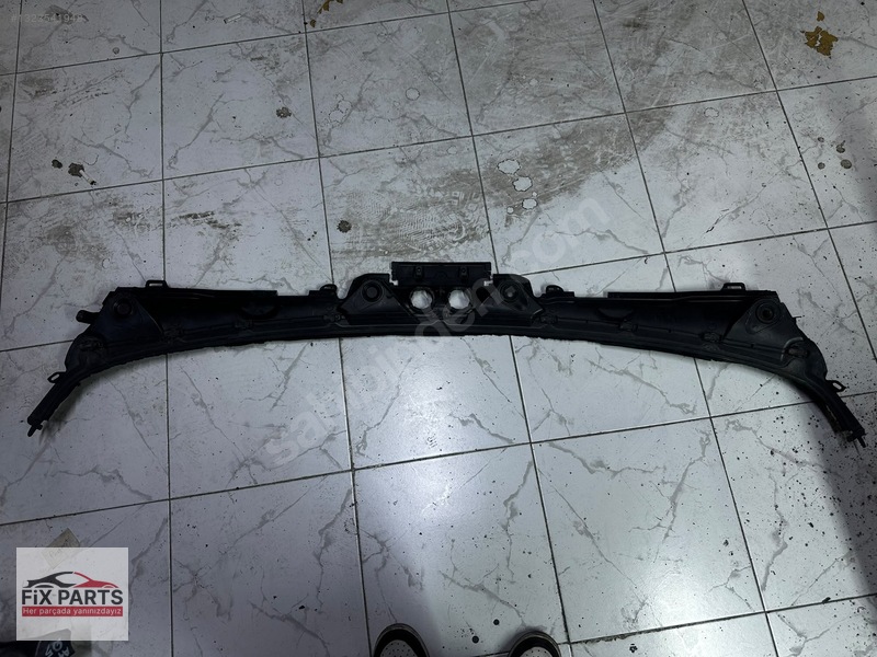 BMW 3 Serisi Ön Cam Izgarası
