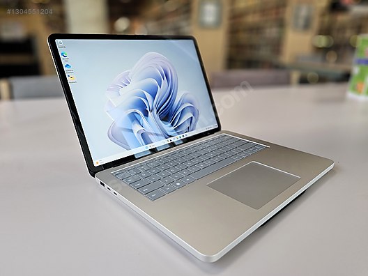 Microsoft / Surface Laptop Studio 2 - i7 13th RTX4060 64GB RAM 2TB