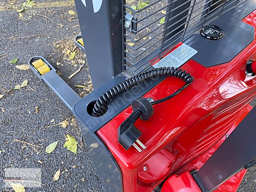 Machinery / Industrial / Carrying & Stacking Equipment / Stacking Machines