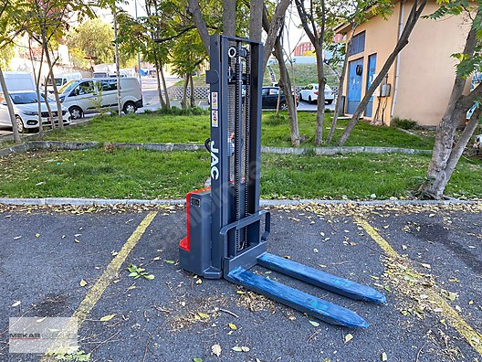 Machinery / Industrial / Carrying & Stacking Equipment / Stacking Machines