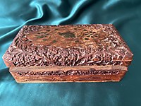 El işlemeli ahşap kutu