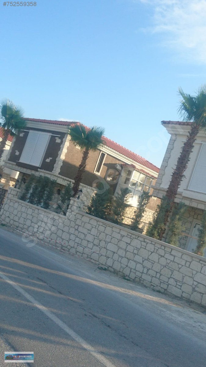 ÇEŞME�DE DENİZ MANZARALI SATILIK MÜSTAKİL TRİPLEKS TAŞ EV Satılık