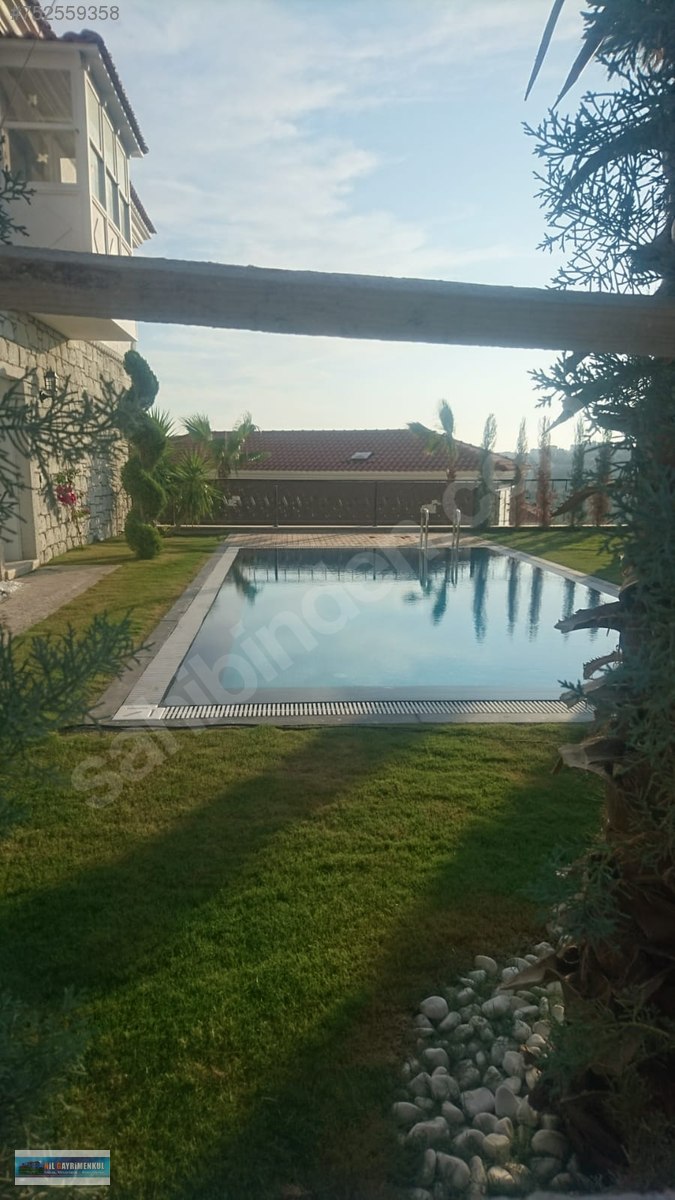 ÇEŞME�DE DENİZ MANZARALI SATILIK MÜSTAKİL TRİPLEKS TAŞ EV Satılık