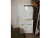 Medefen yapılmış banyo dolabi