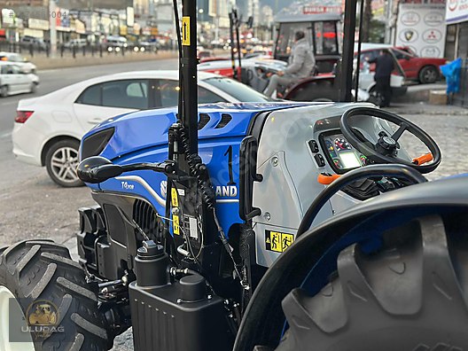 Machinery / Agricultural Machines / Tractors / New Holland / T4.110B