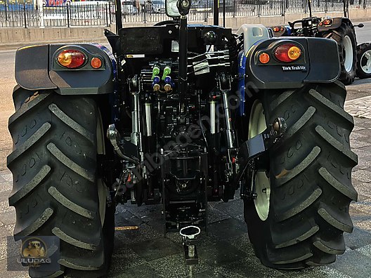 Machinery / Agricultural Machines / Tractors / New Holland / T4.110B