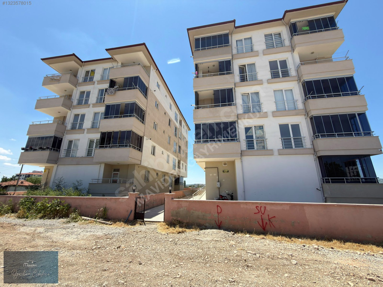 MANDIRAEVLERDE TEVFİK KIŞ SPOR SALONU ARKASI 2+1 SATILIK DAİRE