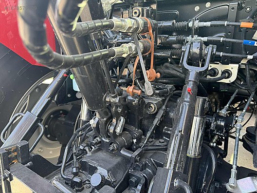 Machinery / Agricultural Machines / Tractors / Case IH / Farmall 100M