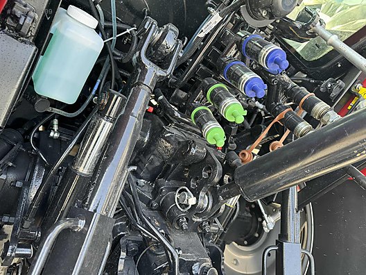 Machinery / Agricultural Machines / Tractors / Case IH / Farmall 100M