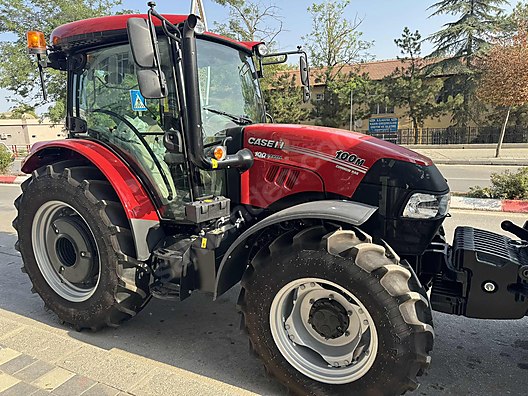 Machinery / Agricultural Machines / Tractors / Case IH / Farmall 100M