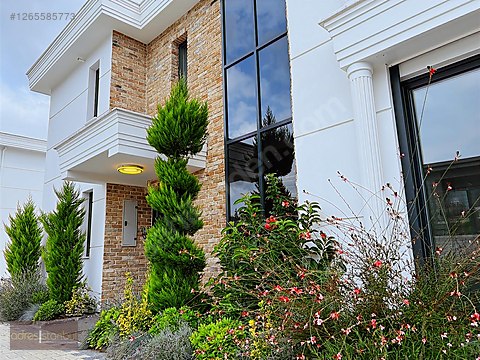 Adresİstanbul'dan Site İçerisinde Güvenlikli Modern...
