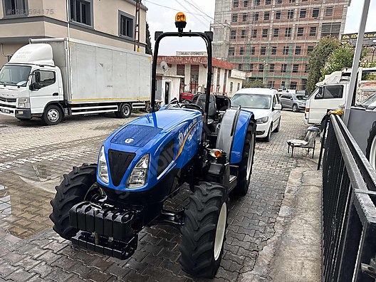 Machinery / Agricultural Machines / Tractors / New Holland / TD4.65B