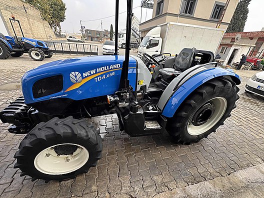 Machinery / Agricultural Machines / Tractors / New Holland / TD4.65B