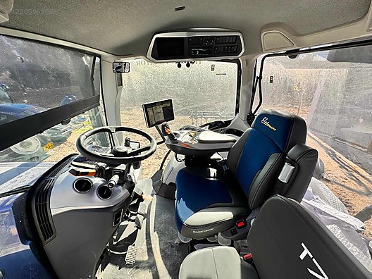 Machinery / Agricultural Machines / Tractors / New Holland / T7.270