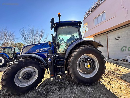 Machinery / Agricultural Machines / Tractors / New Holland / T7.270