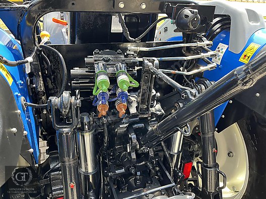 Machinery / Agricultural Machines / Tractors / New Holland / T4.110B