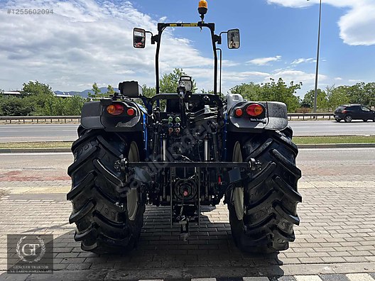 Machinery / Agricultural Machines / Tractors / New Holland / T4.110B