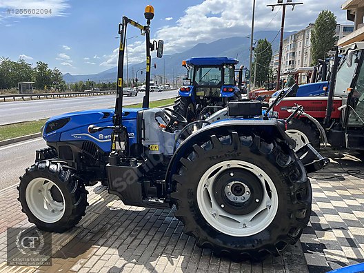 Machinery / Agricultural Machines / Tractors / New Holland / T4.110B