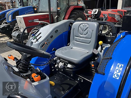 Machinery / Agricultural Machines / Tractors / New Holland / T4.110B