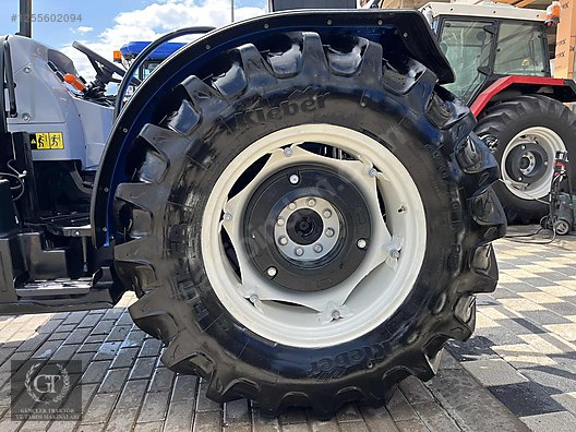 Machinery / Agricultural Machines / Tractors / New Holland / T4.110B