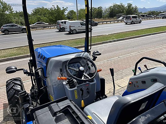 Machinery / Agricultural Machines / Tractors / New Holland / T4.110B