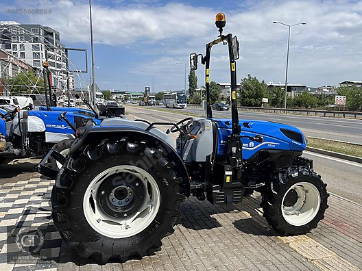 Machinery / Agricultural Machines / Tractors / New Holland / T4.110B