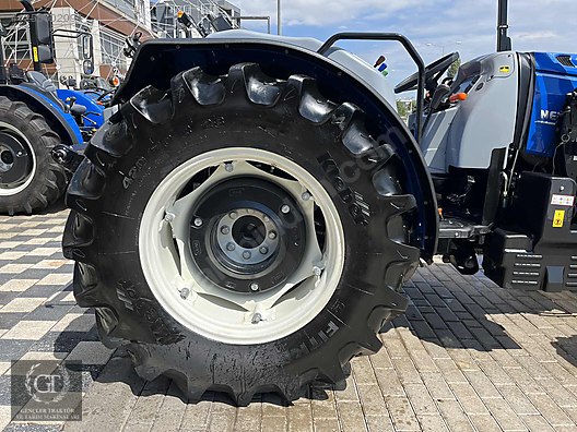 Machinery / Agricultural Machines / Tractors / New Holland / T4.110B