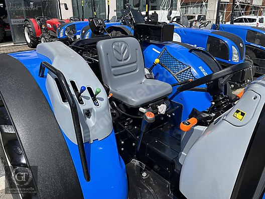 Machinery / Agricultural Machines / Tractors / New Holland / T4.110B