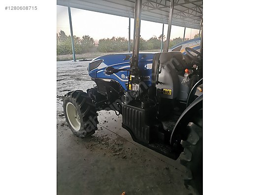 Machinery / Agricultural Machines / Tractors / New Holland / T4.110B