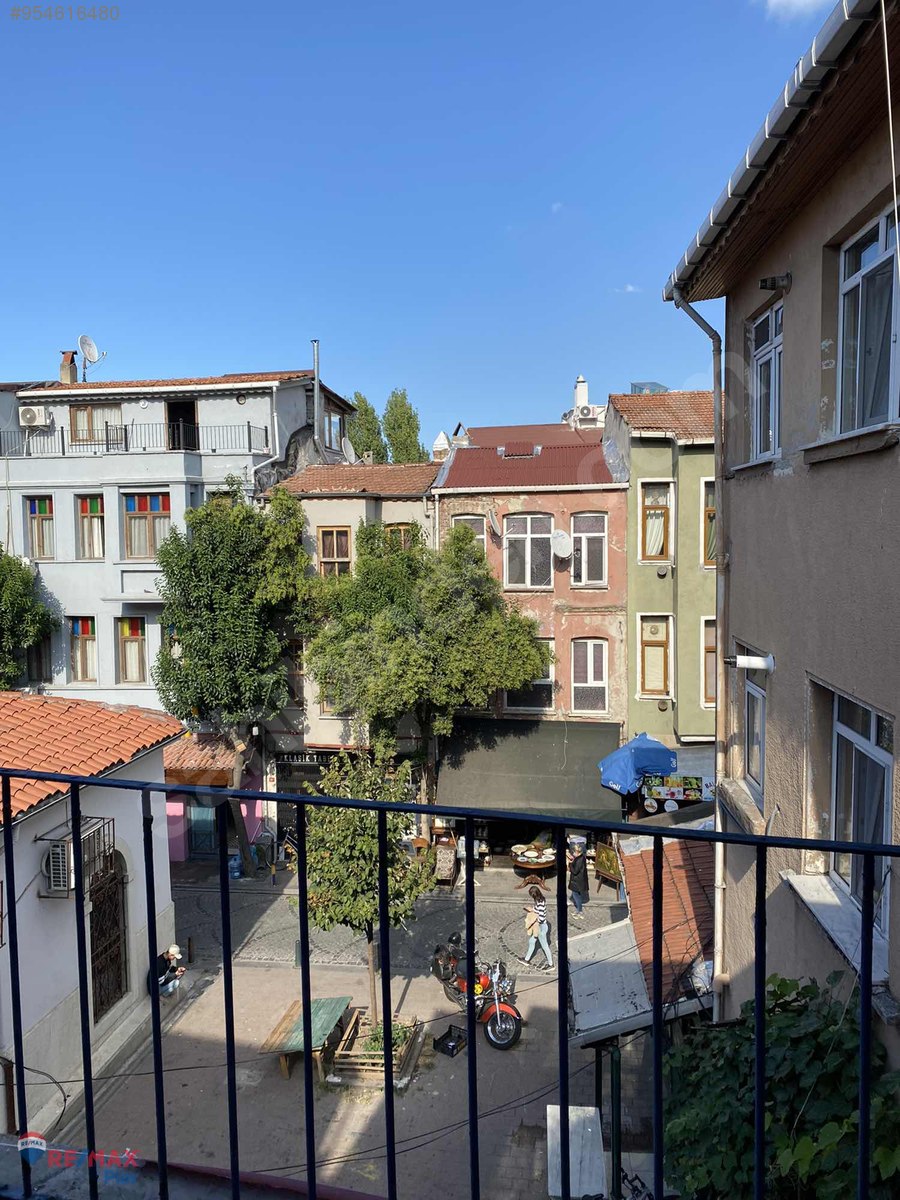 BALAT ÇARŞI VODİNA CADDESİ ÜZERİNDE SATILIK KOMPLE MÜSTAKİL BİNA