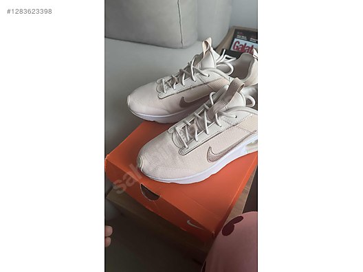 Used & Brand New Items / Clothing & Accessories / Women / Shoes / Sneakers