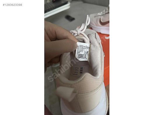 Used & Brand New Items / Clothing & Accessories / Women / Shoes / Sneakers