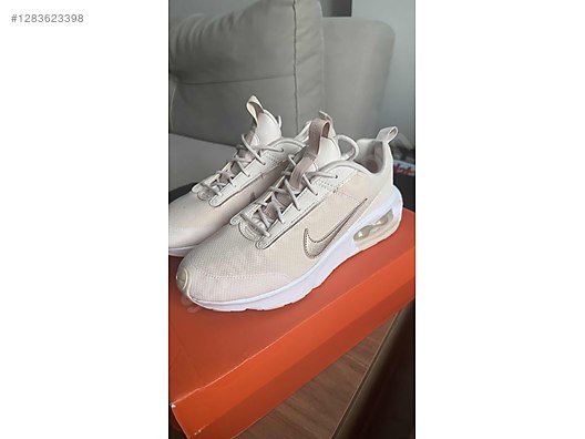 Used & Brand New Items / Clothing & Accessories / Women / Shoes / Sneakers