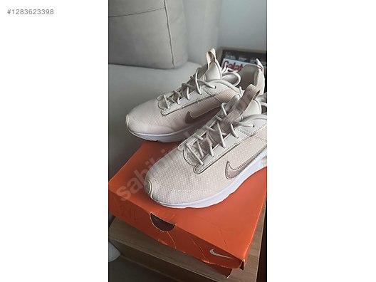 Used & Brand New Items / Clothing & Accessories / Women / Shoes / Sneakers