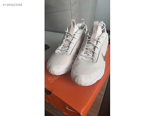 Used & Brand New Items / Clothing & Accessories / Women / Shoes / Sneakers