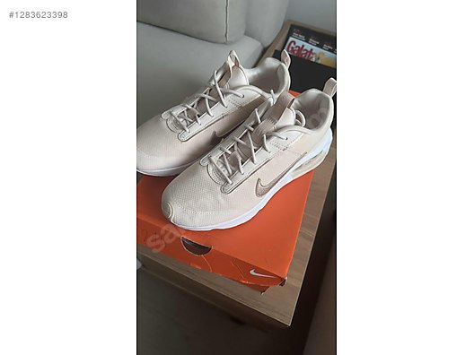 Used & Brand New Items / Clothing & Accessories / Women / Shoes / Sneakers