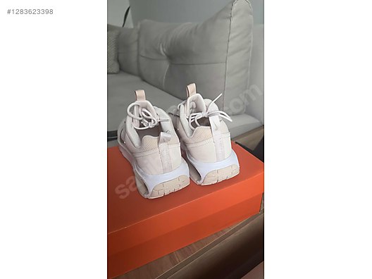 Used & Brand New Items / Clothing & Accessories / Women / Shoes / Sneakers