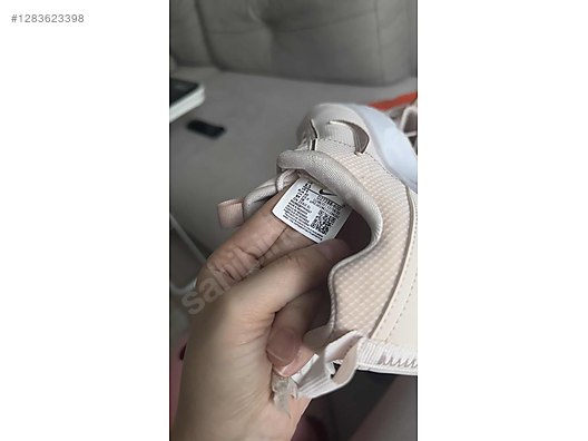 Used & Brand New Items / Clothing & Accessories / Women / Shoes / Sneakers