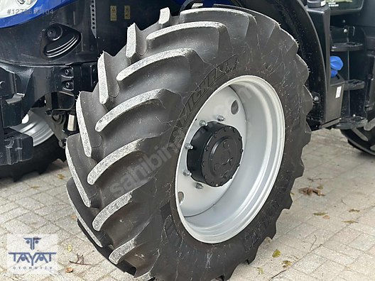 Machinery / Agricultural Machines / Tractors / New Holland / T5.140