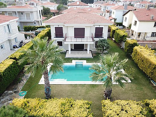 Çeşme AlaçatıIlıca bölgesi yakını havuzlu müstakil yazlık villa