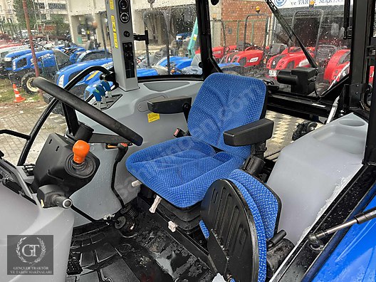 Machinery / Agricultural Machines / Tractors / New Holland / TD5.90