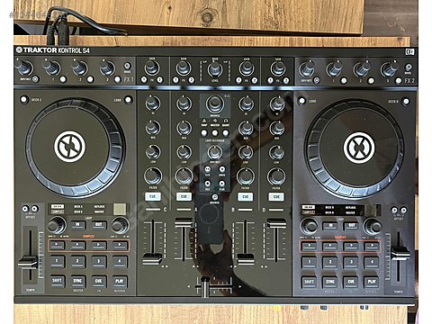 Traktor Kontrol S4 MK1 DJ controller/mixer (ve taşıma çantası) on