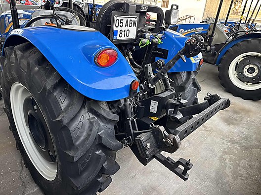 Machinery / Agricultural Machines / Tractors / New Holland / TD4.65B