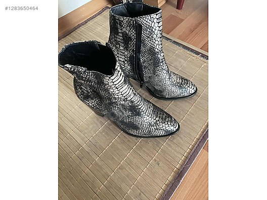 Used & Brand New Items / Clothing & Accessories / Women / Shoes / Boots