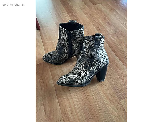 Used & Brand New Items / Clothing & Accessories / Women / Shoes / Boots