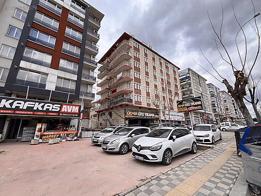 Adnan Menderes Bulvarı'nda 70m² Teraslı, 90m² 2+1 Satılık Daire