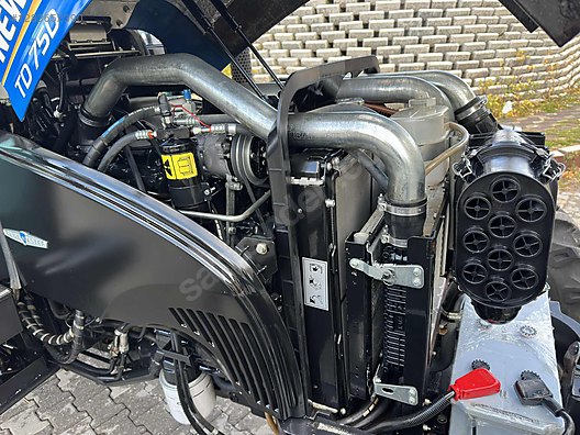 Machinery / Agricultural Machines / Tractors / New Holland / TD90D