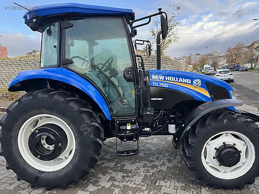 Machinery / Agricultural Machines / Tractors / New Holland / TD90D